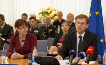 Slovenski parlament protiv referenduma o izbjeglicama i migrantima slovenska vlada, arbitražna odluka, tužba, Miro Cerar