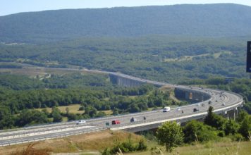 Zbog prosvjeda migranata zatvoren granični prijelaz, loše vrijeme uzrok prekida trajektnih i katamaranskih linija autoceste, trajekti, promet