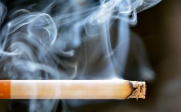 Uvijek je loše pušiti blizu djece, čak i ako je samo povremeno cigarete
