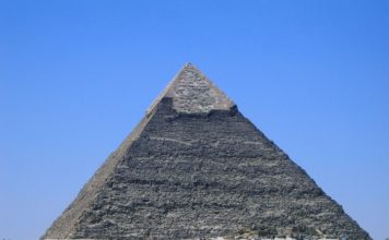 Danski par se slikao gol na piramidi u Gizi piramida, Giza
