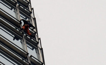 Francuski Spiderman uhićen nakon uspona na jednu od najviših filipinskih zgrada Alain Robert