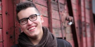 Znakovi koji otkrivaju da ste emocionalno inteligentni nasmijani mladi muškarac, emocionalna inteligencija