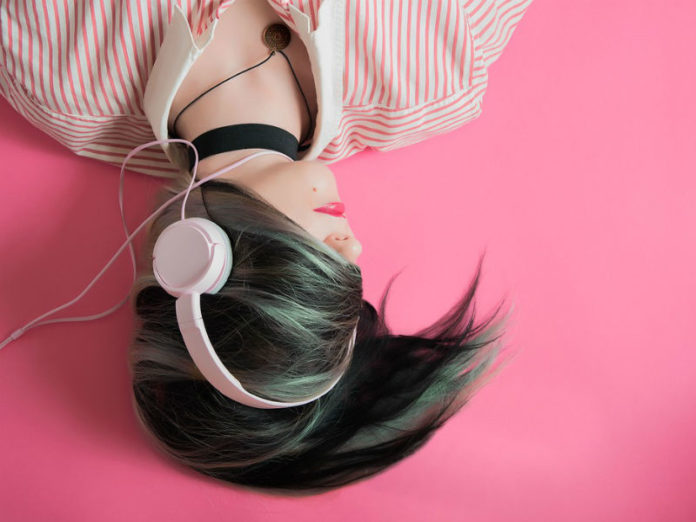 djevojka, slušanje glazbe