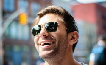 7 činjenica koje vaš smisao za humor otkriva o vama nasmijani muškarac, humor