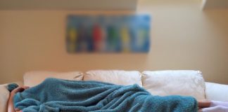 Ne spavamo dovoljno – i to nas ubija! spavanje na kauču, manjak sna