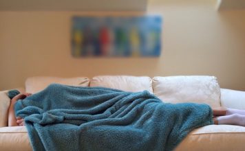 Ne spavamo dovoljno – i to nas ubija! spavanje na kauču, manjak sna