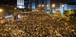 Blokirana međunarodna zračna luka u Hong Kong – rastu napetosti između prosvjednika i vlade