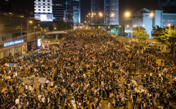 Blokirana međunarodna zračna luka u Hong Kong – rastu napetosti između prosvjednika i vlade