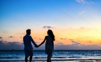Pet savjeta za medeni mjesec bez stresa muškarac i žena na plaži u suton, medeni mjesec