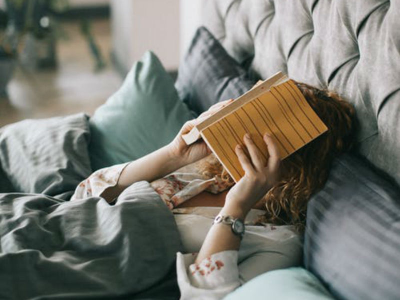 žena u krevetu s knjigom preko lica, kvaliteta sna