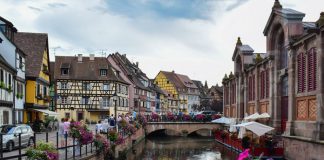 Srednjovjekovni francuski grad proglašen najboljom europskom destinacijom za 2020. godinu Colmar Francuska, kuće i riječni kanal