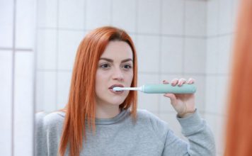 Loša oralna higijena mogla bi biti krivac za razvoj srčanih bolesti crvenokosa djevojka pere zube, pranje zubi, oralna higijena
