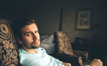 Psiholozi tvrde da su narcisi sretniji od većine drugih ljudi mladi muškarac u fotelji, narcis