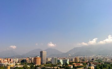 Tirana – albanska prijestolnica u kojoj se sudaraju čudna povijest i svijetla budućnost ove zemlje Tirana, Albanija, zgrade okružene zelenilom