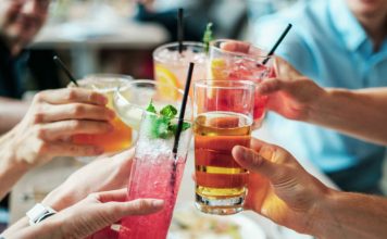 Prirodni lijekovi koji pomažu ublažiti simptome mamurluka čaše s koktelima, alkohol