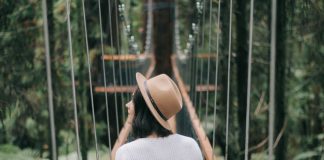 8 Instagram profila na kojima možete pronaći inspiraciju za sljedeće putovanje djevojka na mostu u šumi