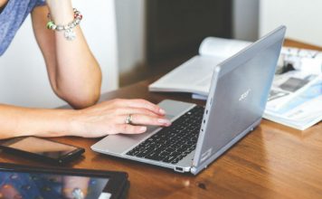 Online tečajevi i blogovi pomoću kojih besplatno možete steći nova znanja ženska osoba za laptopom, besplatni online tečajevi
