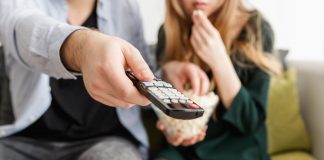 5 serija koje ćemo gledati u travnju muškarac i žena ispred tv-a, muskarac s daljinskim u ruci