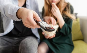 5 serija koje ćemo gledati u travnju muškarac i žena ispred tv-a, muskarac s daljinskim u ruci