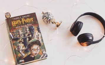 Harry Potter je zapravo… Hrvat? Knjiga Harry Potter i slušalice na bijelom stolu