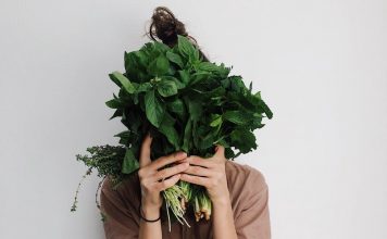 Zašto je među veganima dvostruko veći broj žena nego muškaraca? zena drzi zeleno povrce