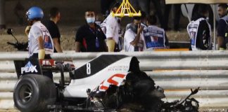 Grosjean se zabio u zid, bolid se u udarcu prepolovio i izgorio