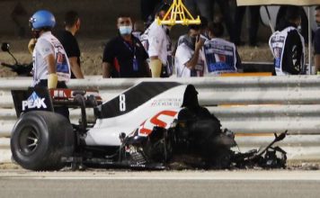 Grosjean se zabio u zid, bolid se u udarcu prepolovio i izgorio